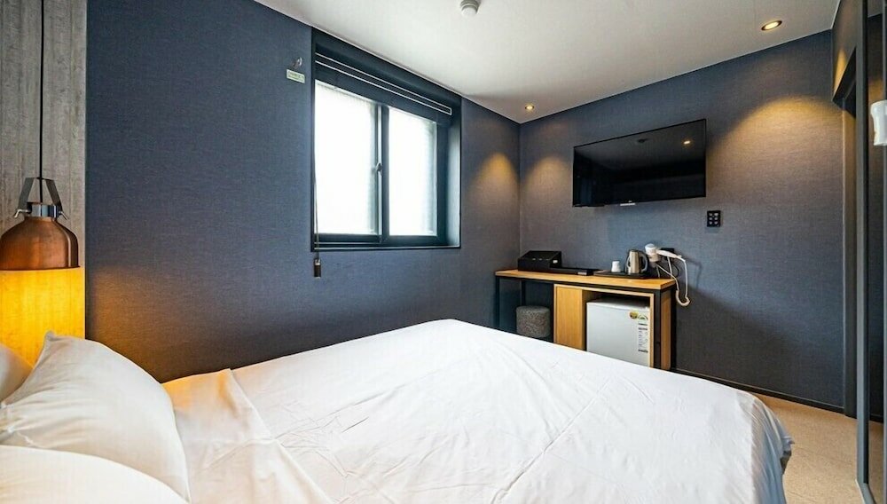 Фото Geoje Hotel Deluxe and Guest House