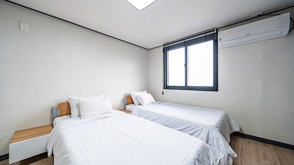 Фото Geoje Hotel Deluxe and Guest House