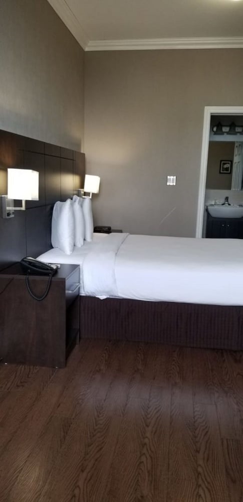 Фото Nu Hotel Toronto