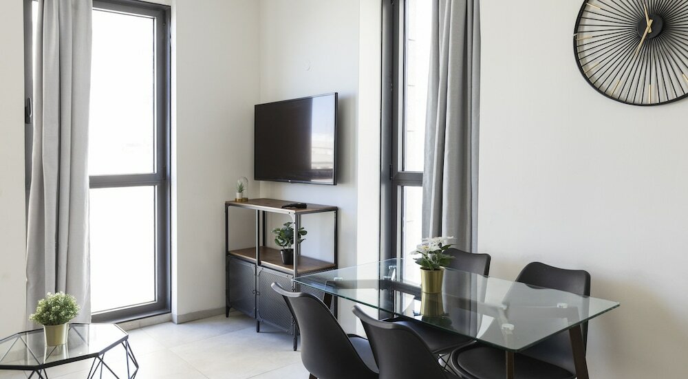 Фото J-Tower Apartments