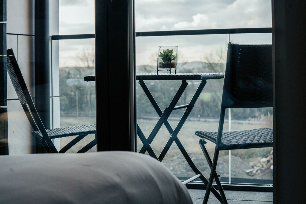 Фото Bright Chic 1br Apt w Balc & Prkg