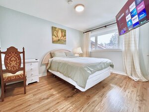 Гостиница Renovated Rooms 10-min to Finch Subway Near Yonge St