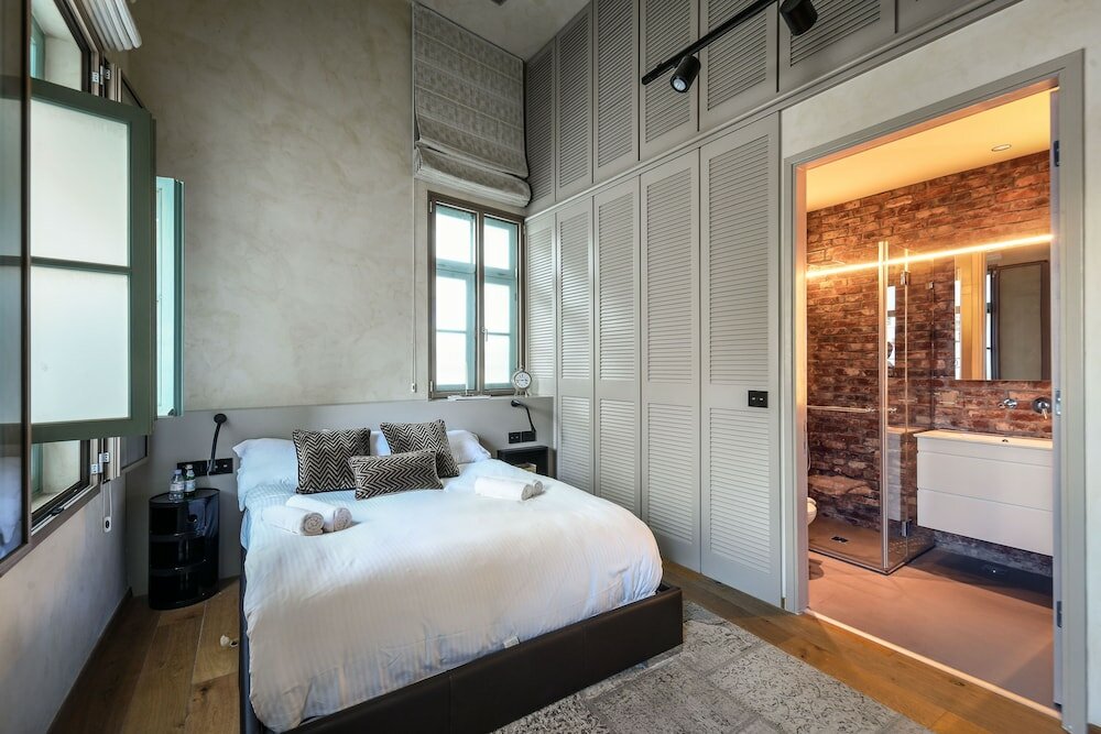 Фото Classical Spacious 3br apartment