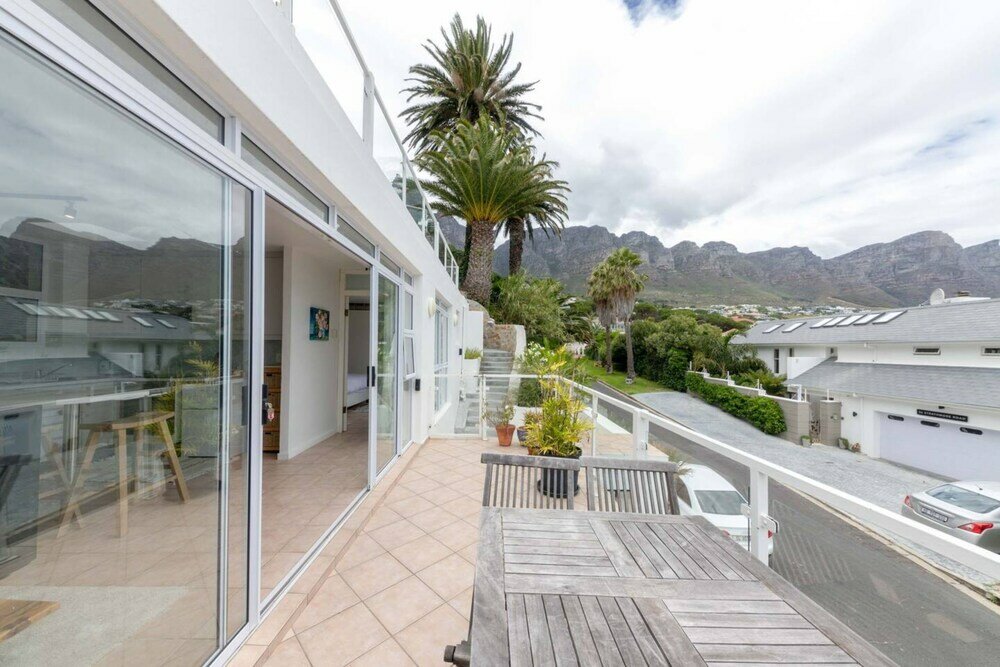 Фото Stylish and Bright 1 Bedroom Apartment - Camps Bay