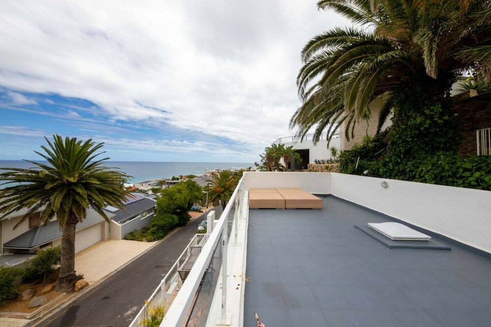 Фото Stylish and Bright 1 Bedroom Apartment - Camps Bay