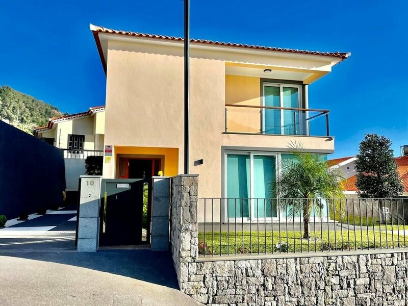 Гостиница Beautiful 3-bed House in Arco da Calheta