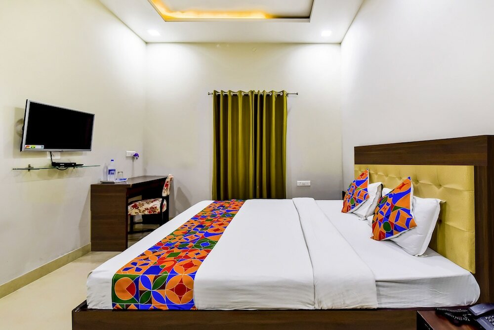 Фото Fabhotel The Castle Homestay