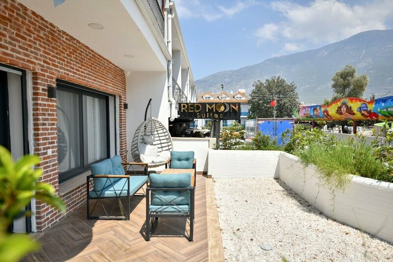 Гостиница Red Moon Suites в Олюденизе