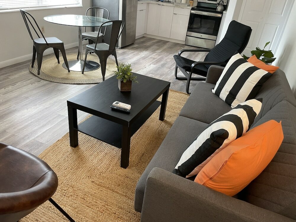 Фото Building next to CocoWalk & Brickell