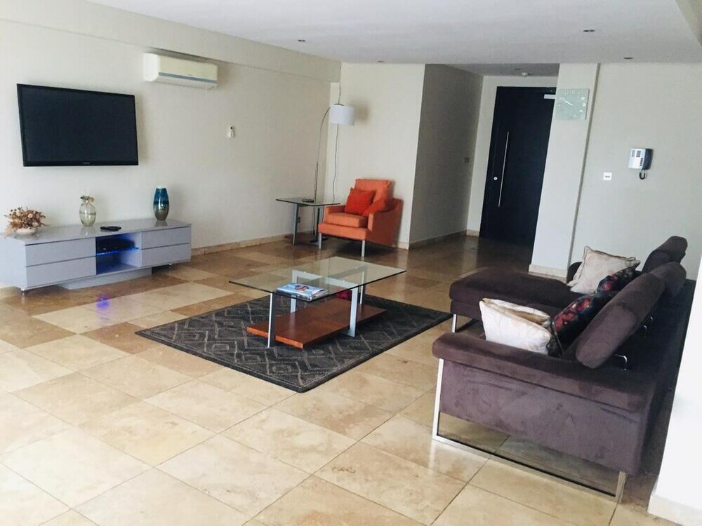 Фото Euneva Court Townhouses - Bentley Place