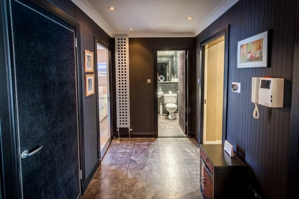 Фото Contemporary Holyrood Apartment