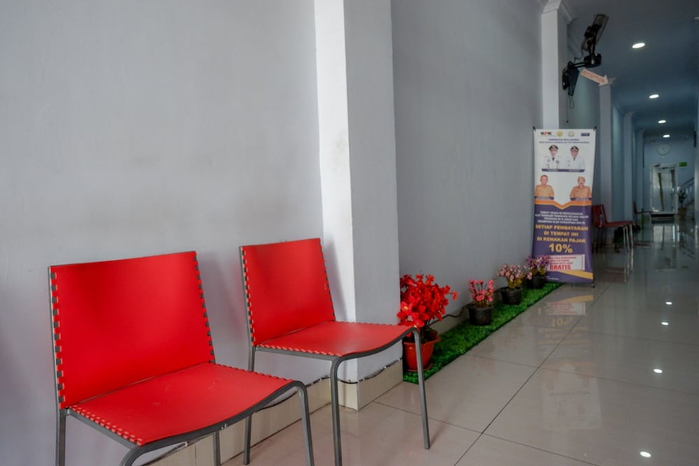 Фото RedDoorz @ Hotel Bravo Pantai Kamali Bau Bau