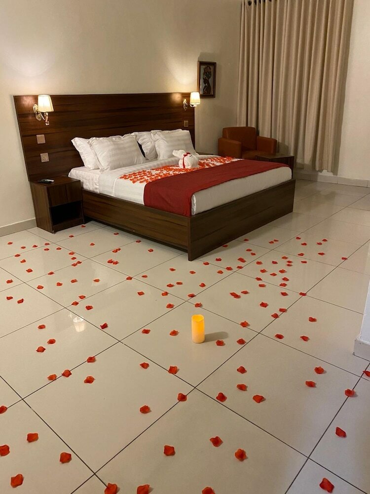 Фото Posh Hotel And Suites