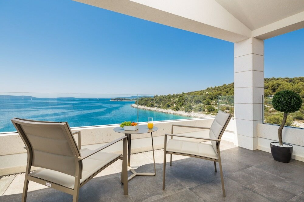 Фото Beachfront Villa Azzurro With Pool