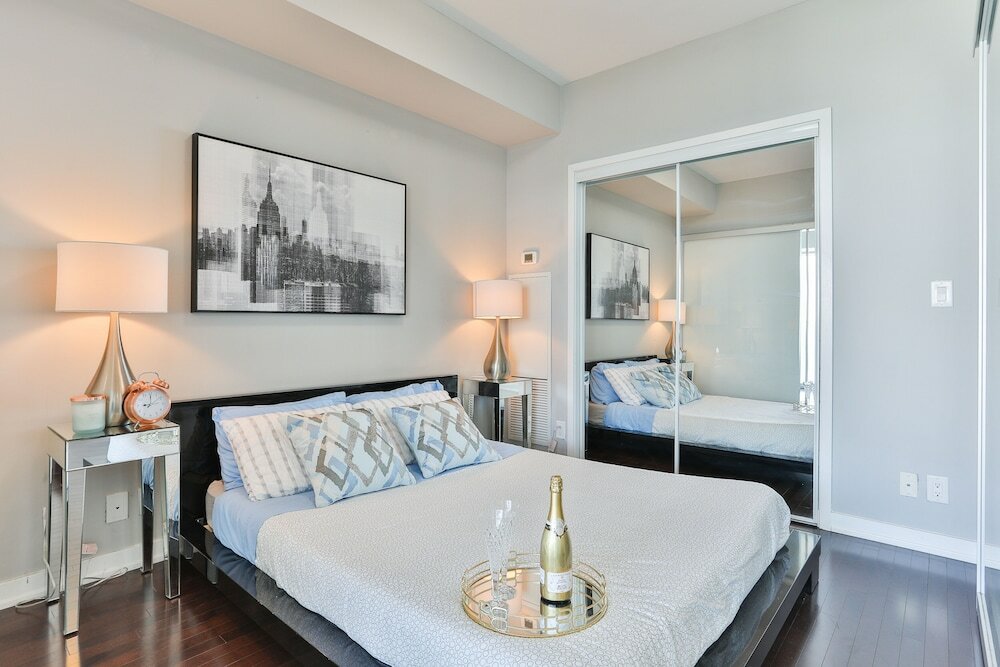 Фото Luxury Lakeview Skyscraper by Cn Tower