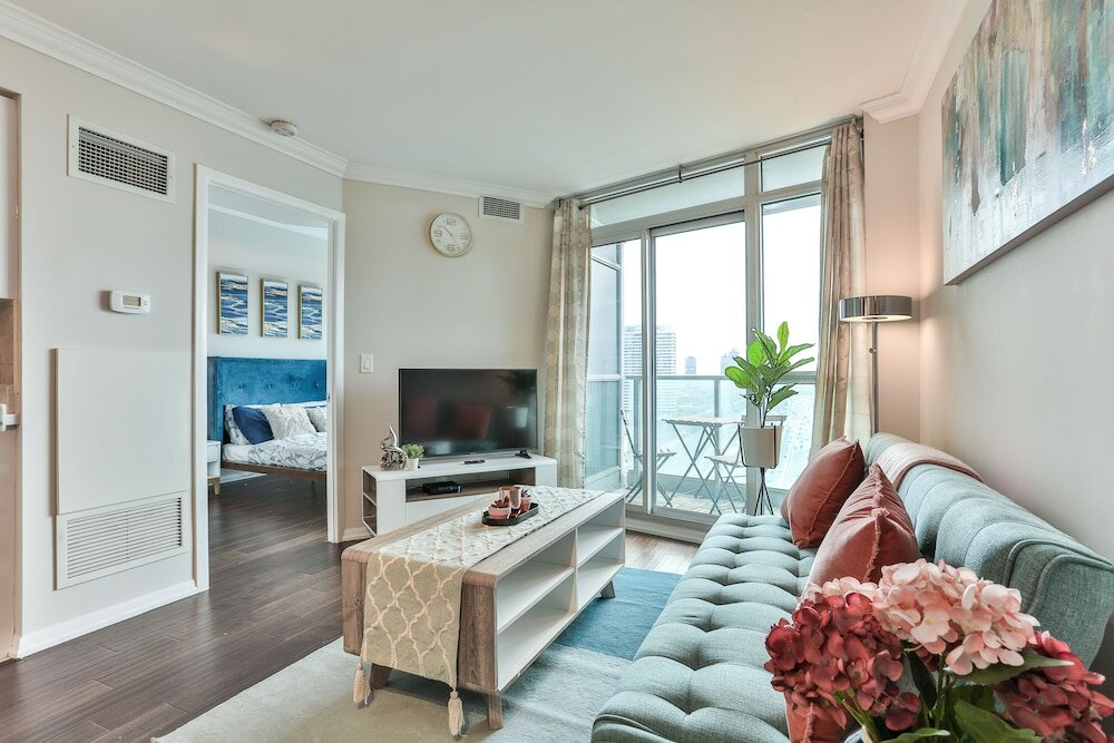 Фото Lively Urban Condo in Old Toronto