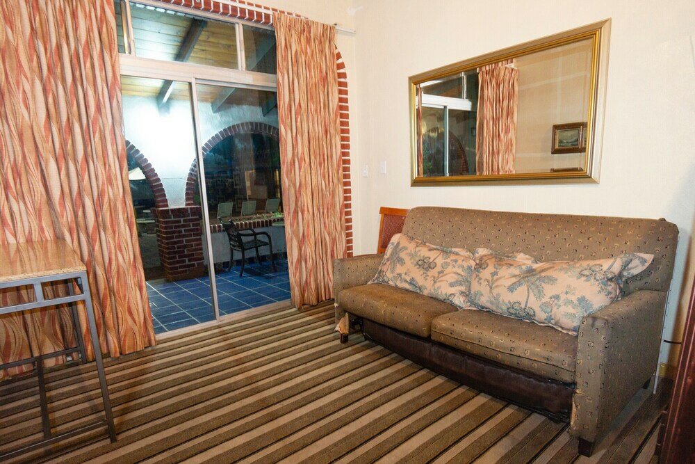 Фото Oyo Hotel Hacienda Don Luis, Rosarito