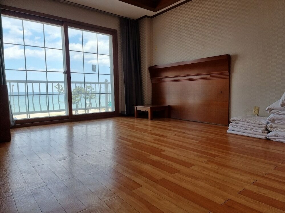 Фото Benikea Mountain and Sea Yangyang