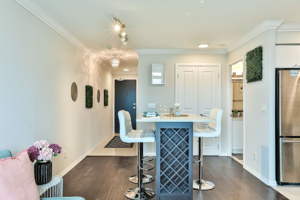 Фото Lively Urban Condo in Old Toronto