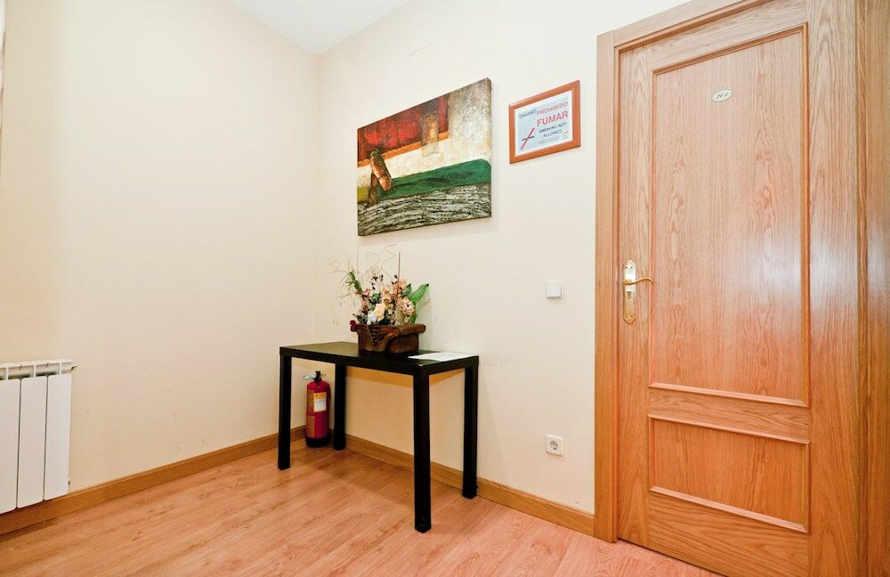 Фото Hostal Las Cortes