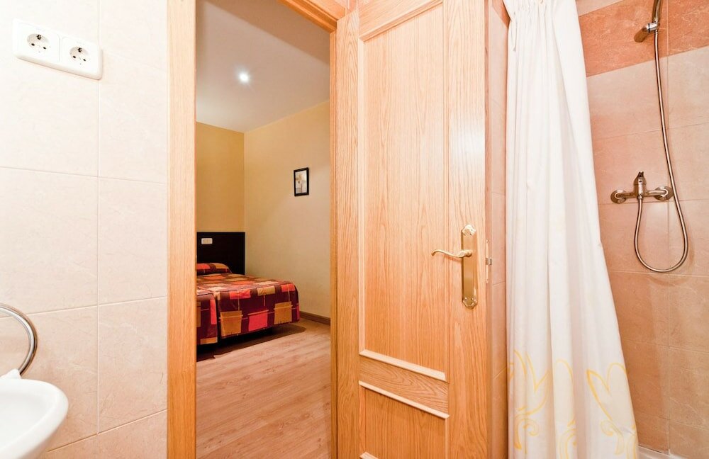 Фото Hostal Las Cortes