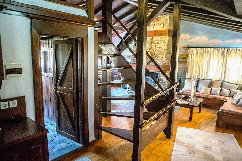 Фото Oikoperiigitis Hotel