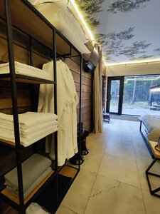 Okna V les (Udmurtian Republic, Zavyalovskiy rayon, munitsipalnoye obrazovaniye Yakshurskoye), hotel