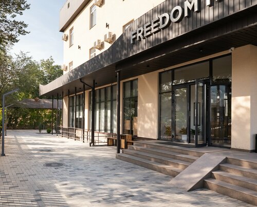 Внешний вид отеля Freedom в Бишкеке, фото 2