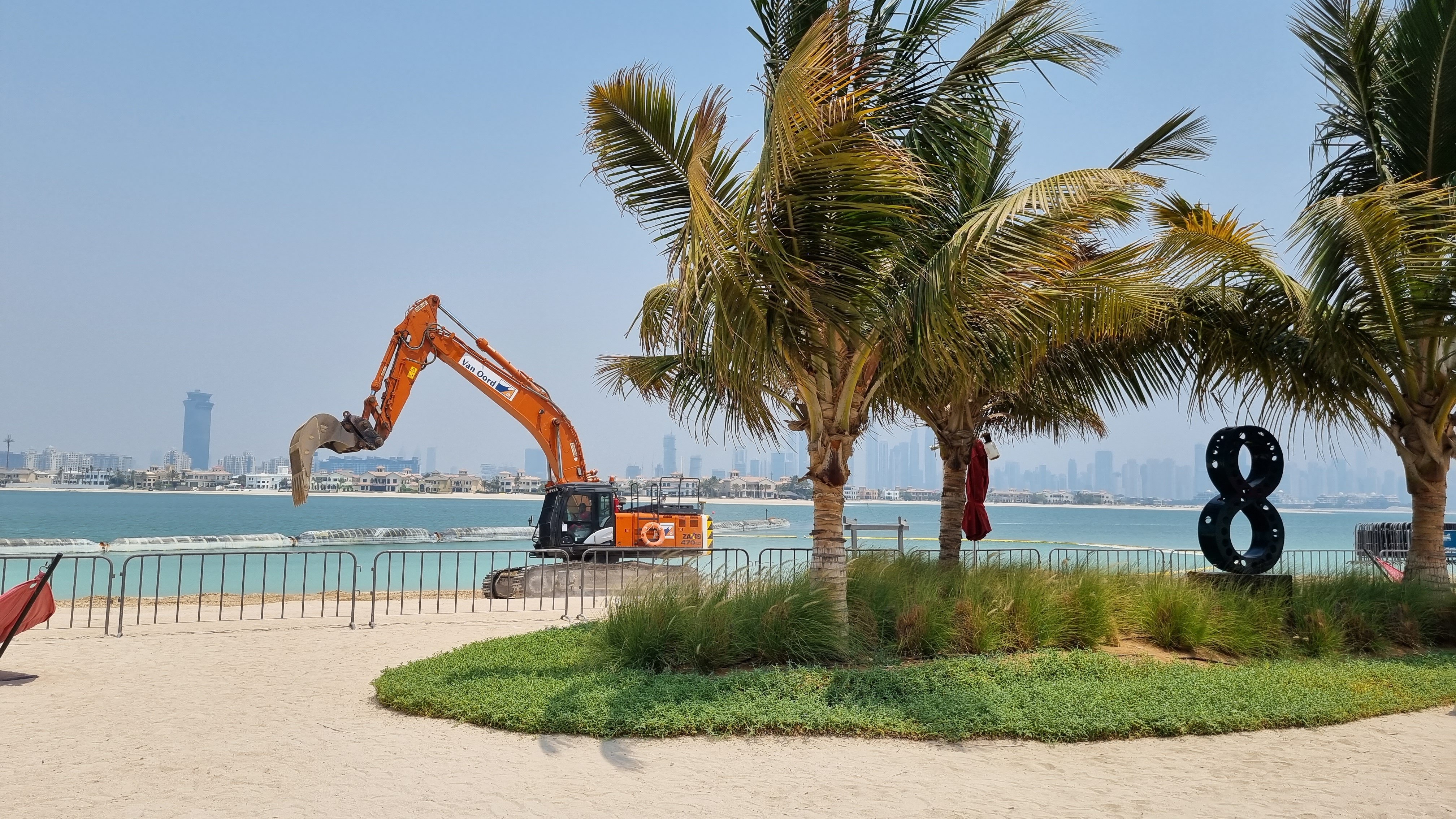 Фото Th8 Palm Dubai Beach Resort by IHG Dubai