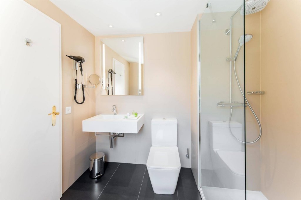 Фото Nh Geneva City