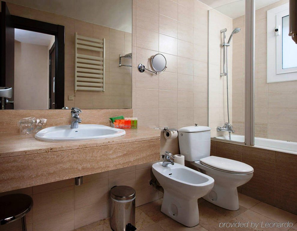 Фото Nh Barcelona Les Corts