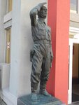 Летчик (ул. Шостаковича, 7), жанровая скульптура в Самаре