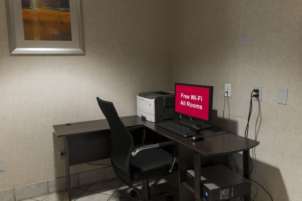 Фото Red Roof Inn Plus+ Long Island - Garden City