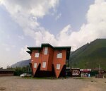 Upside Down House (selo Manzherok, ulitsa Druzhby, 33) ، معلم جذب سياحي