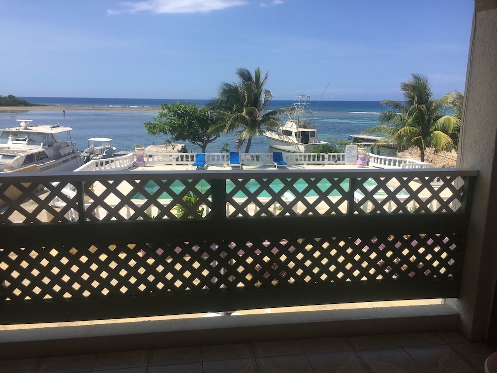 Фото Cariblue Beach Hotel and Scuba Diving Resort