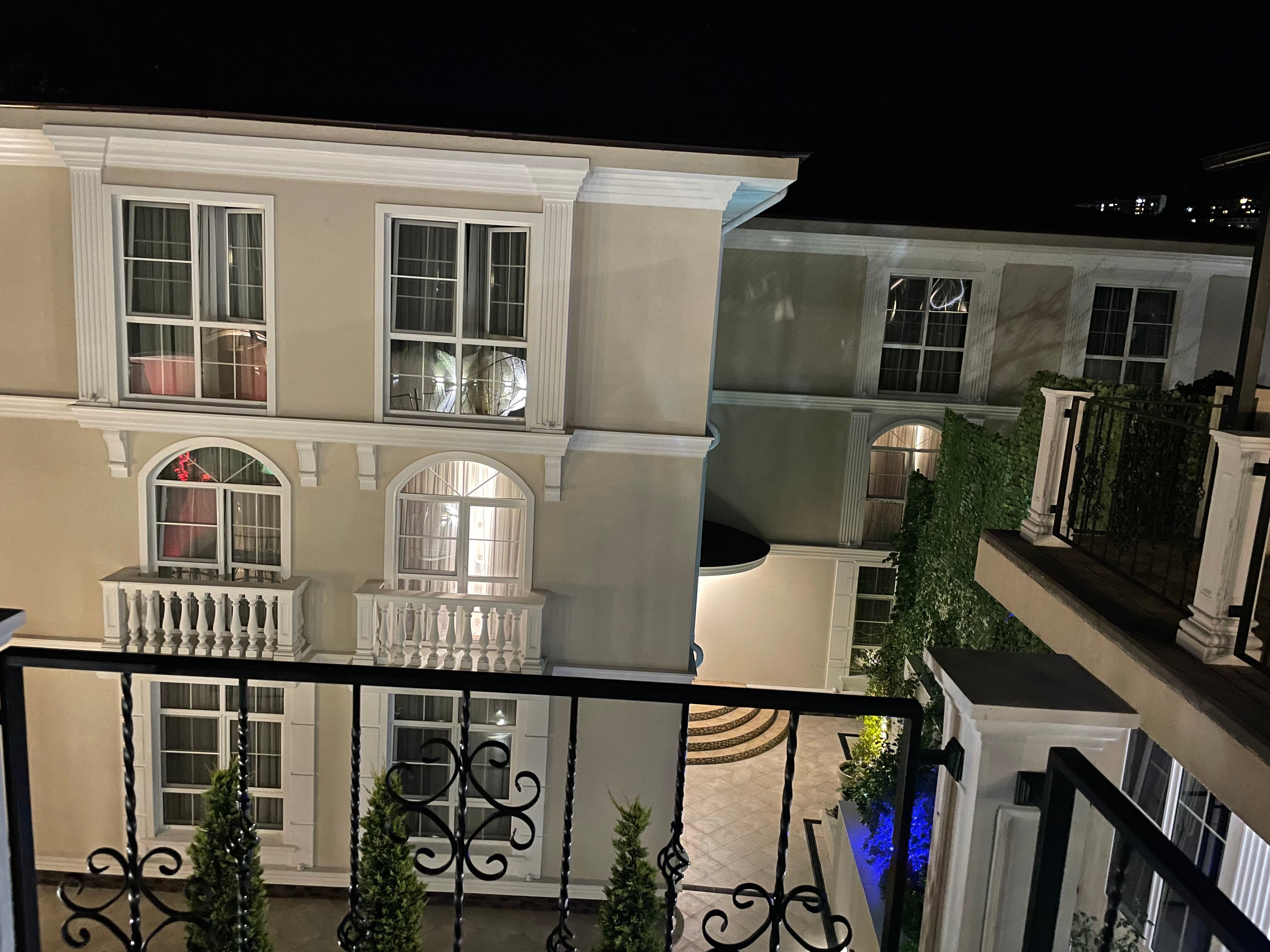 Фото The White Residence