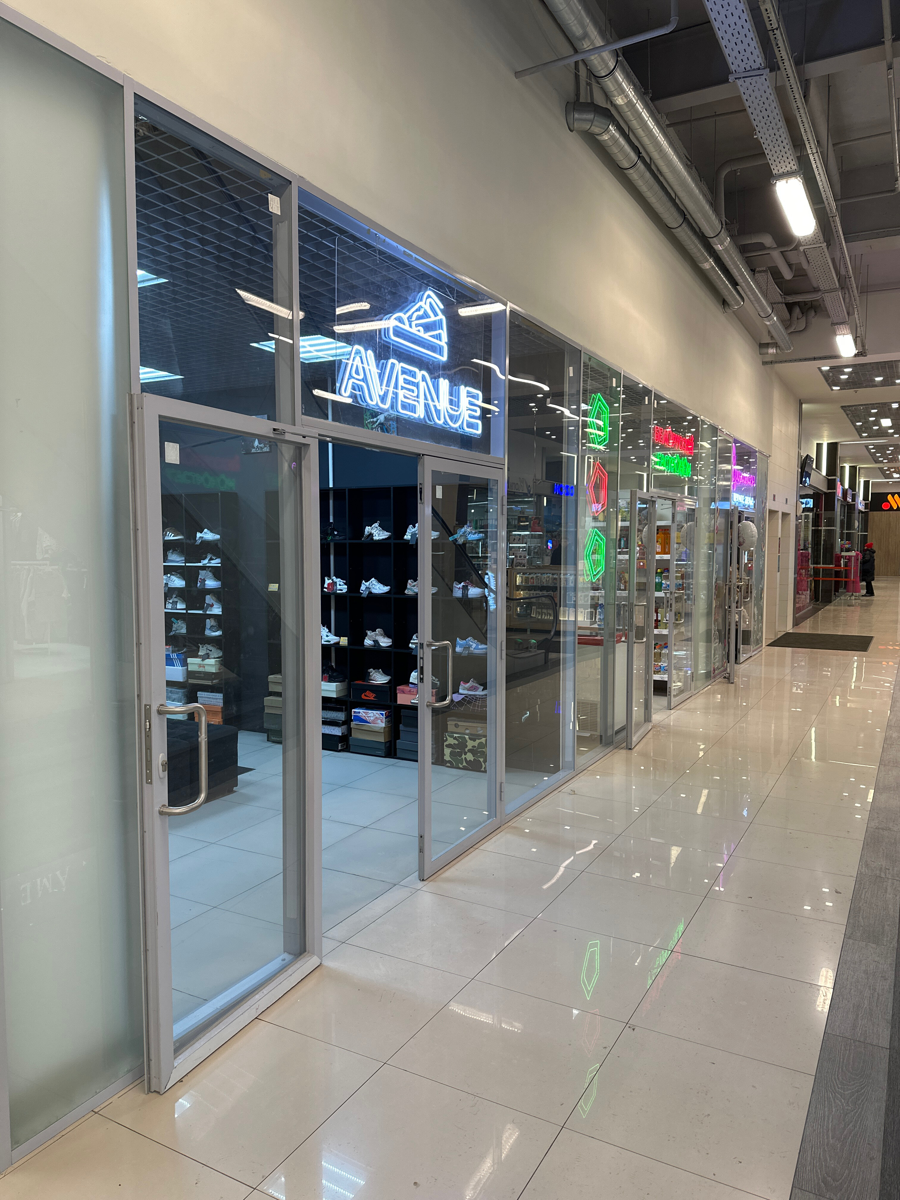 Nike clearance avenue mall