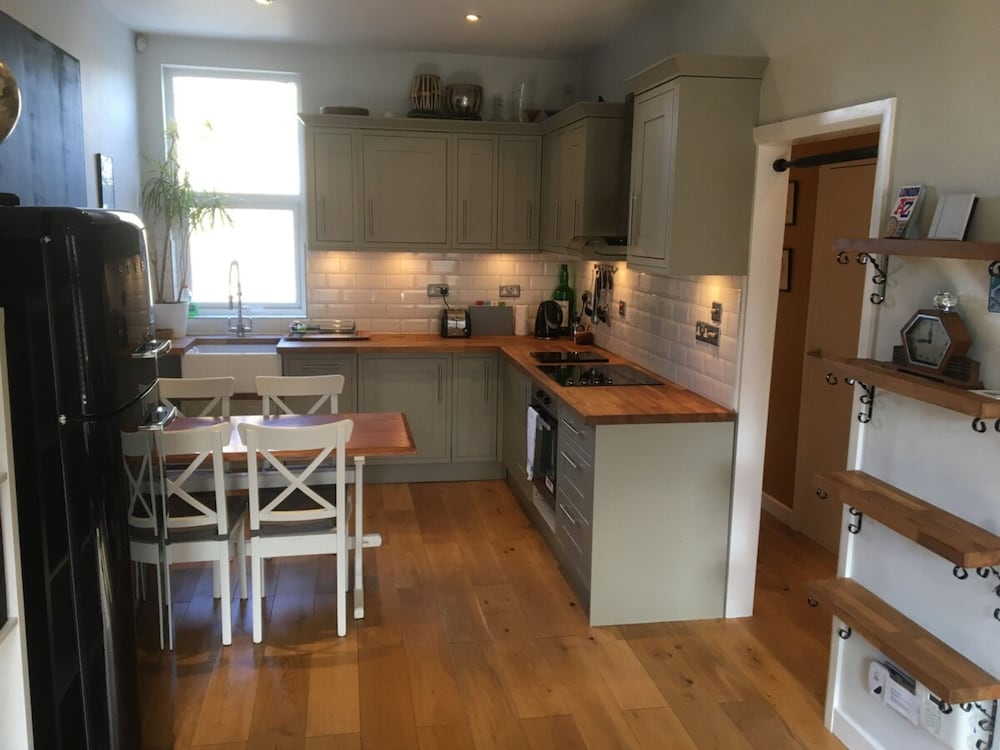 Фото Charming 1 Bed Near Tube with Parking Permit