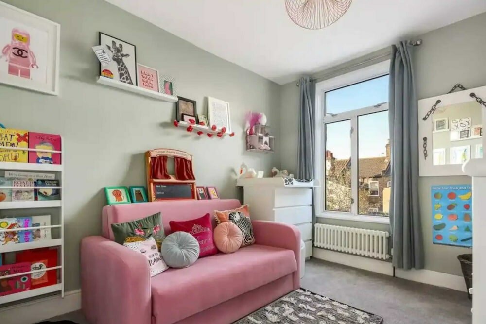 Фото Quirky 3 Bedroom Home in Maryland With Garden