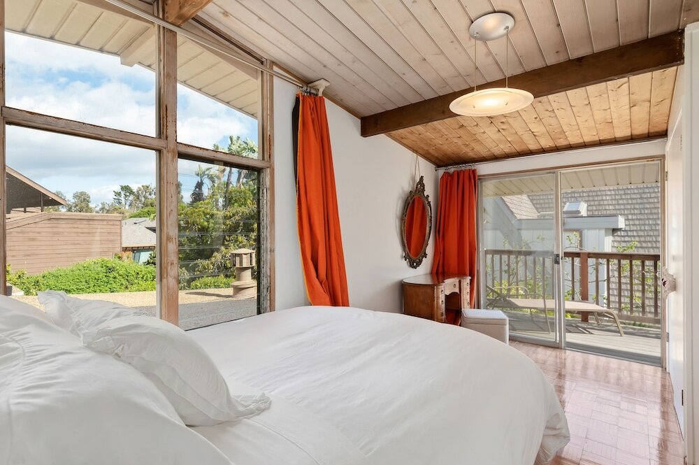 Фото Padaro Midcentury Beach & Garden