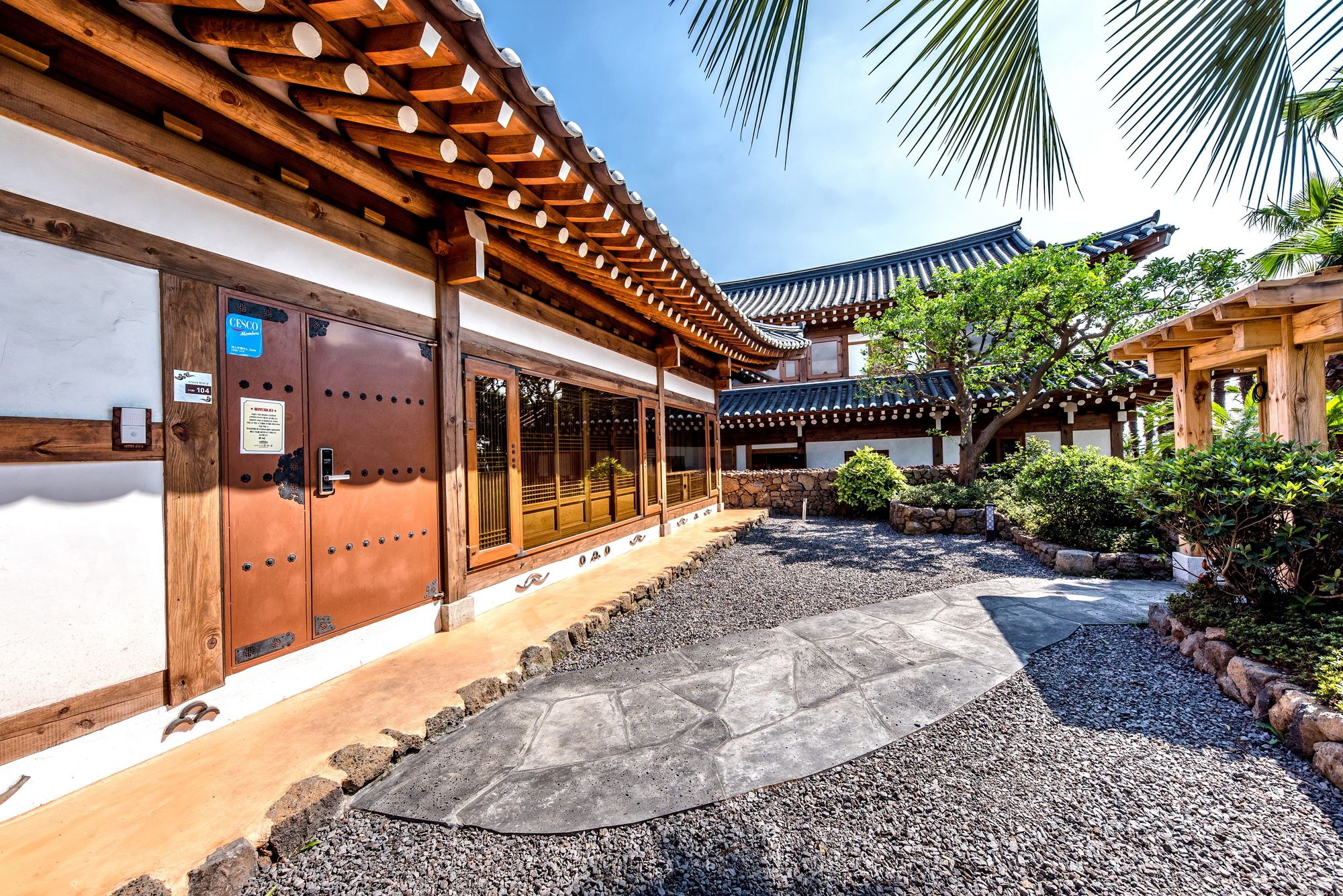 Фото Jeju Hanok Hotel Hallagung