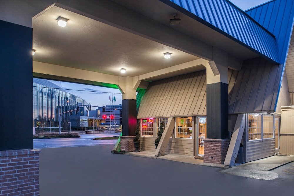 Фото University Inn & Suites