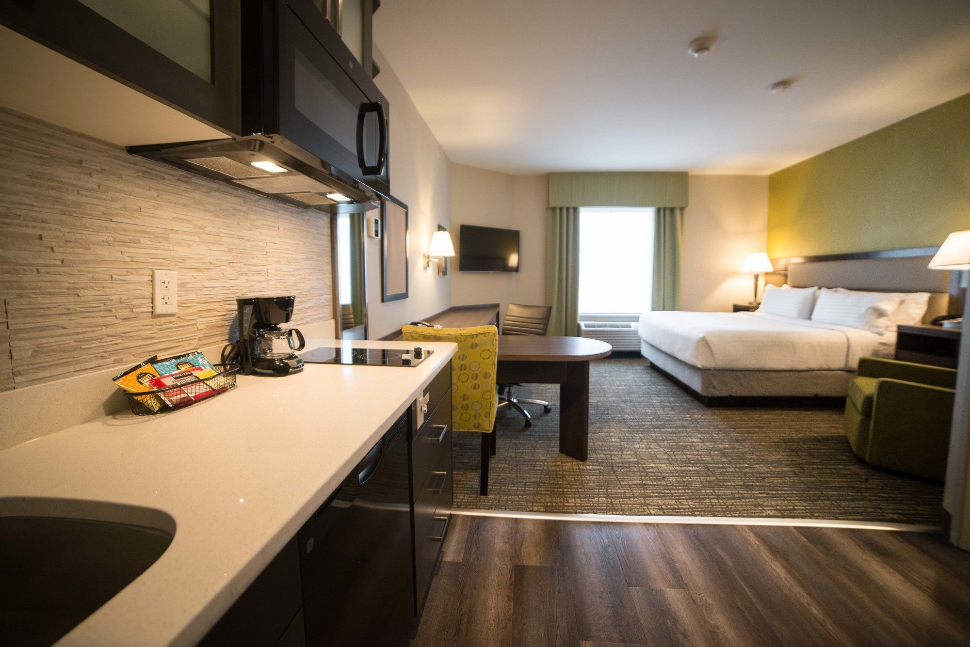 Фото Candlewood Suites West Edmonton - Mall Area, an Ihg Hotel