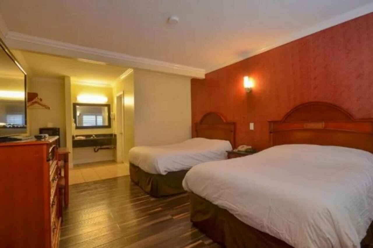 Фото Hollywood City Inn