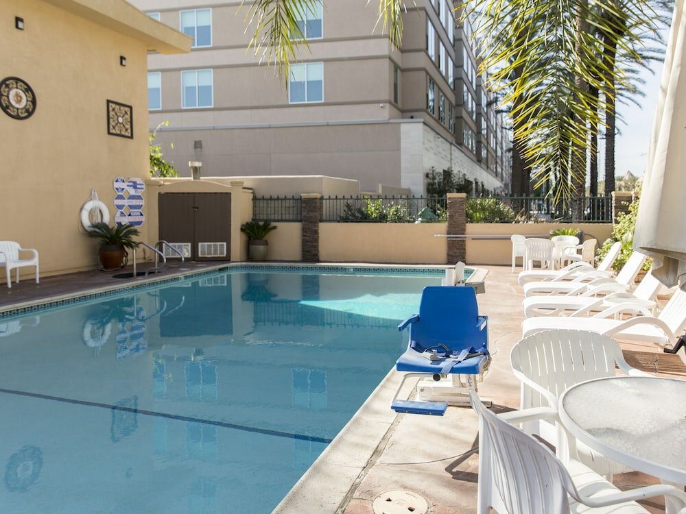 Фото Anaheim Islander Inn and Suites