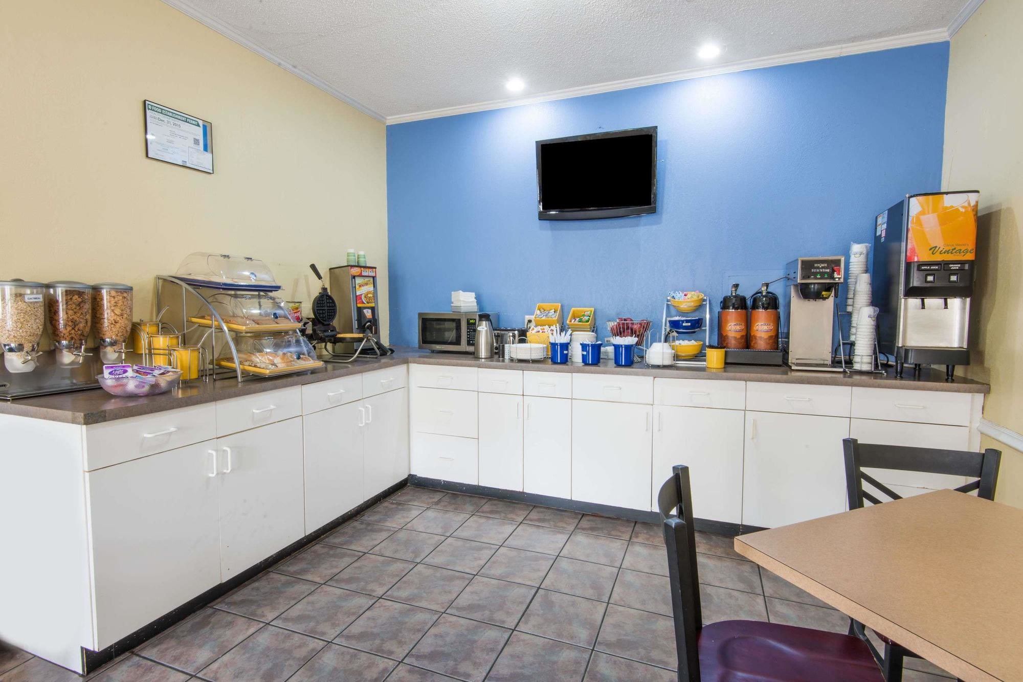 Фото Days Inn by Wyndham Kansas City International Airport