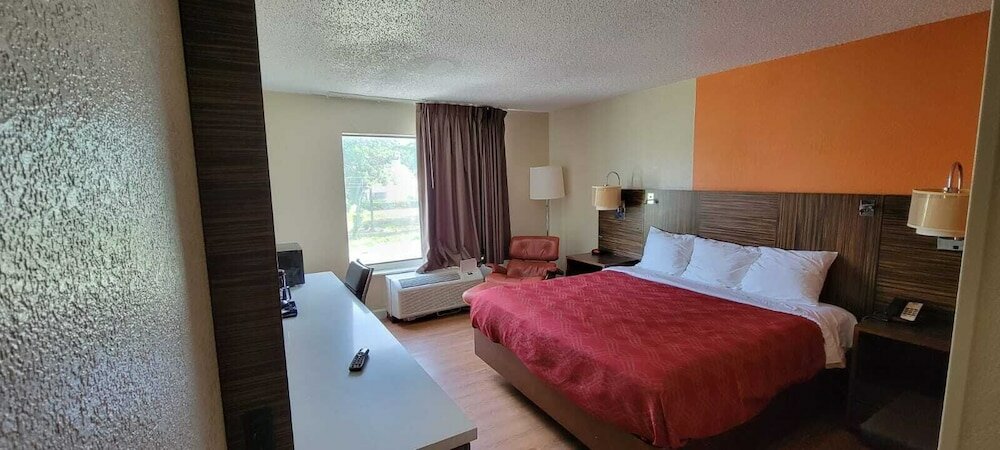 Фото Studios & Suites 4 Less Charlotte