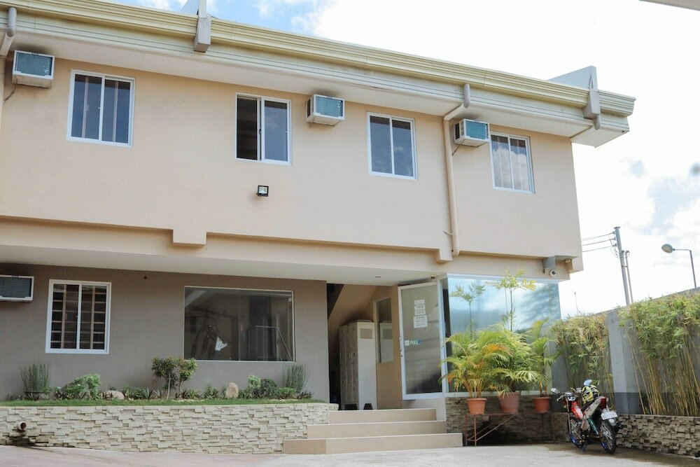 Фото RedDoorz @ Grand Apartelle Hernan Cortes Cebu