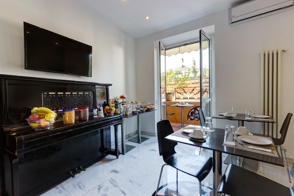 Фото Little Rhome Suites