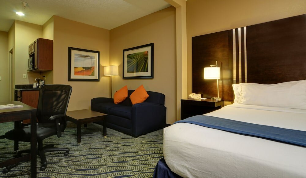 Фото Holiday Inn Express & Suites Midwest, an Ihg Hotel